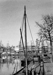 854262 Gezicht op de Stadsbuitengracht te Utrecht, ter hoogte van de Nieuwekade, met op de voorgrond een schip van ...